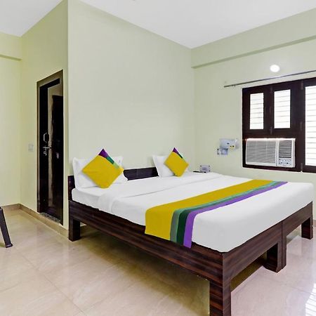 Hotel Pragati Palace Mathura Kültér fotó