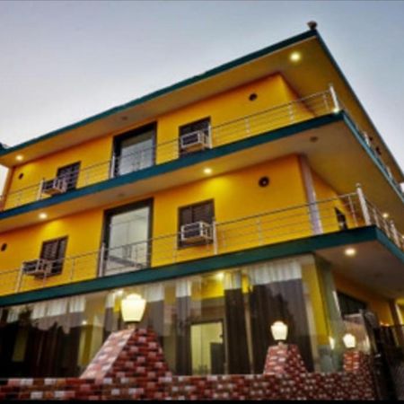Hotel Pragati Palace Mathura Kültér fotó