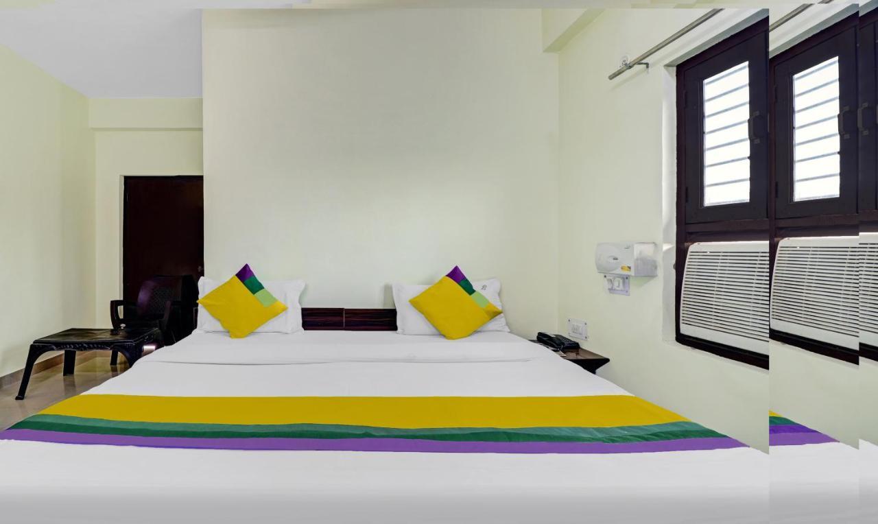 Hotel Pragati Palace Mathura Kültér fotó