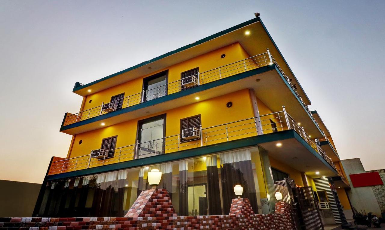 Hotel Pragati Palace Mathura Kültér fotó