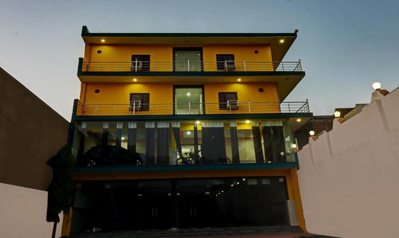 Hotel Pragati Palace Mathura Kültér fotó