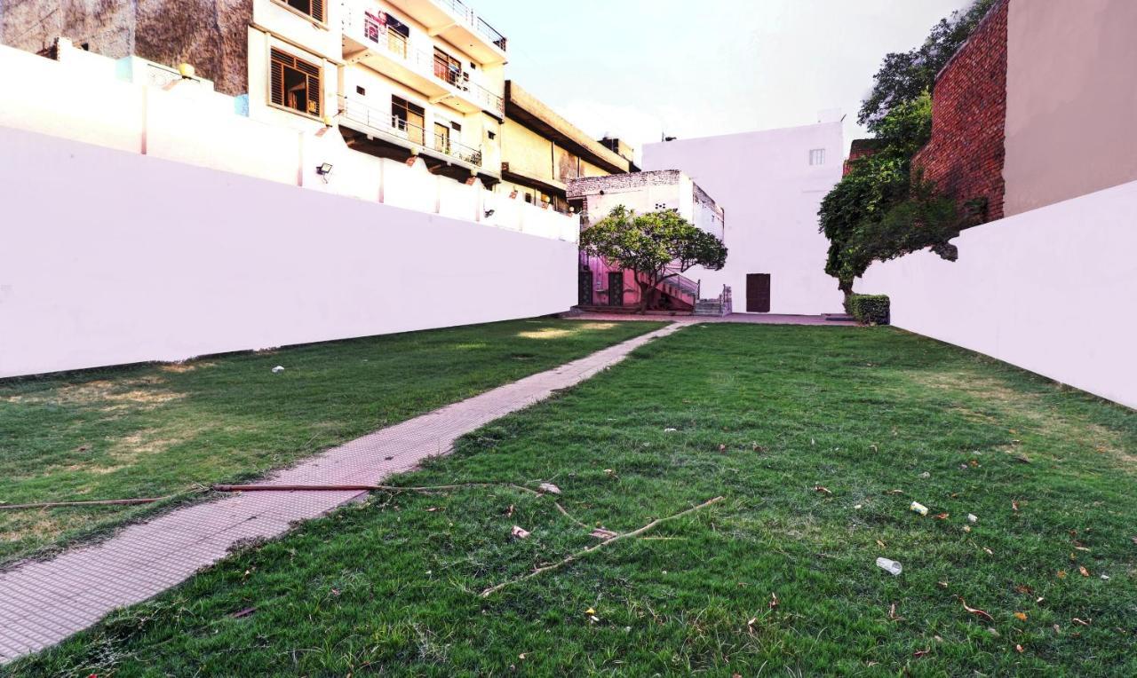 Hotel Pragati Palace Mathura Kültér fotó