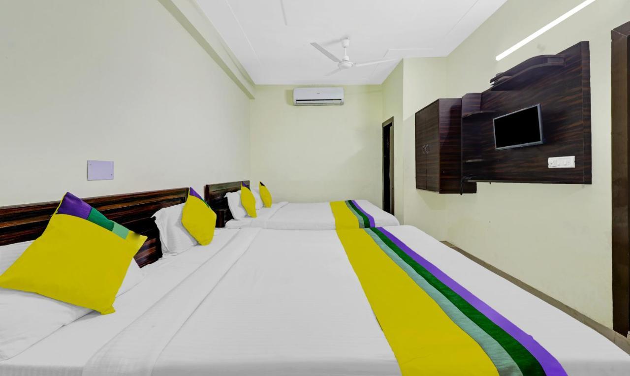 Hotel Pragati Palace Mathura Kültér fotó